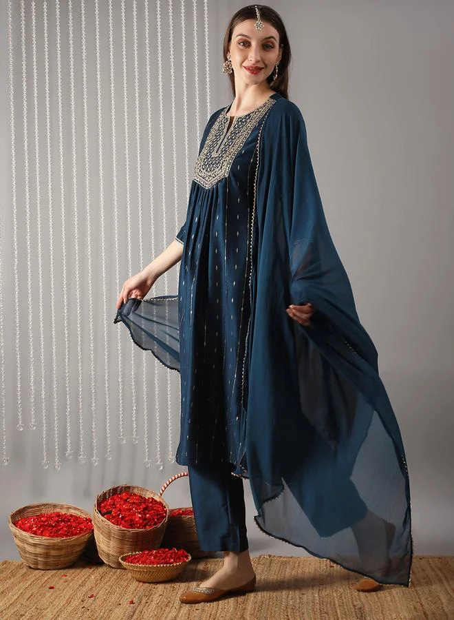 جلو باص مجموعة من كورتا مطرزة بحافة واسعة مع بنطال ووشاح